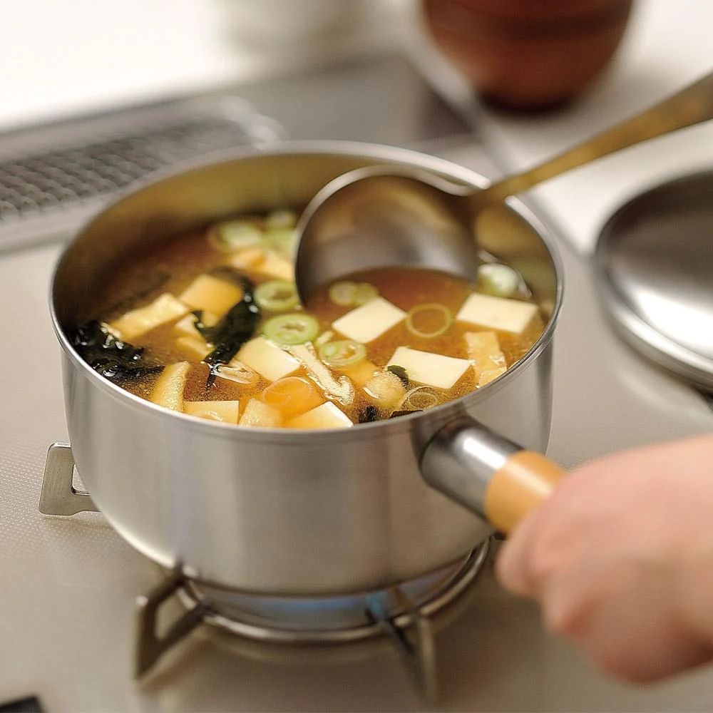 Chitose Stylish Wooden-Handle Saucepan With Lid (IH Compatible) 2.2L - Image 2