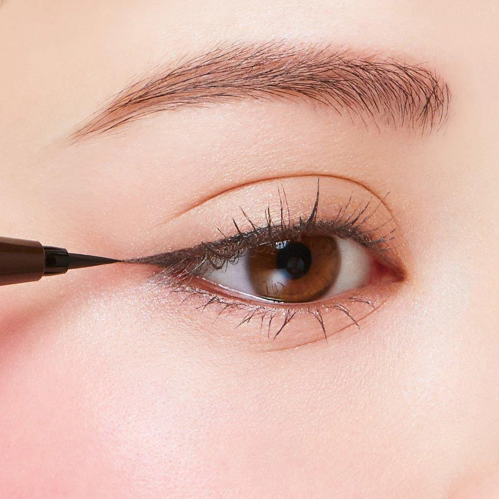 D-UP Silky Liquid Eyeliner Smooth Waterproof Natural Brown Eyeliner - Image 3