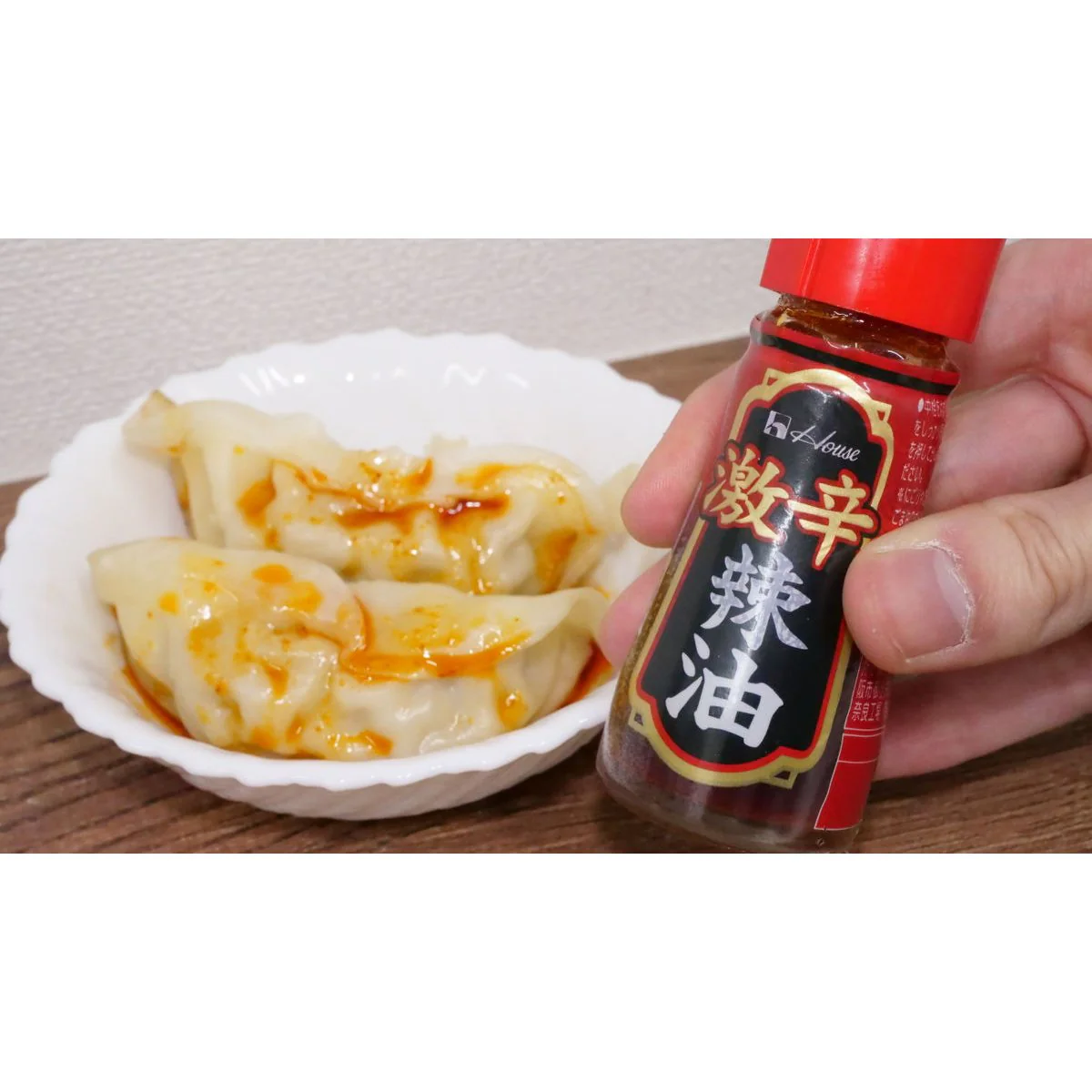 House Foods Extra Hot Rayu Spicy Chili and Sesame Oil Sauce 31g - Image 3