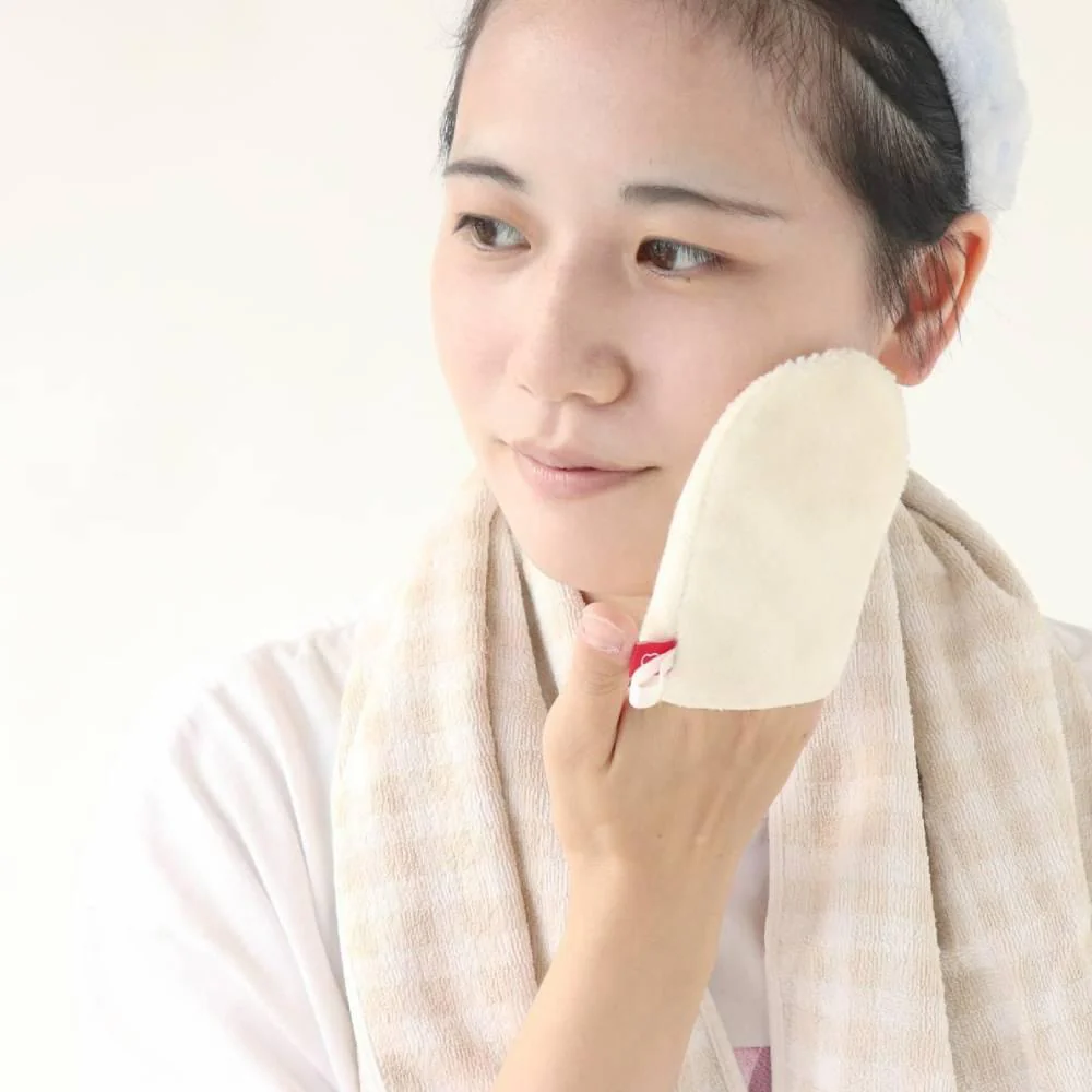 Kinuya 100% Silk Face Cleansing Mitten Gentle Exfoliating Glove - Image 2