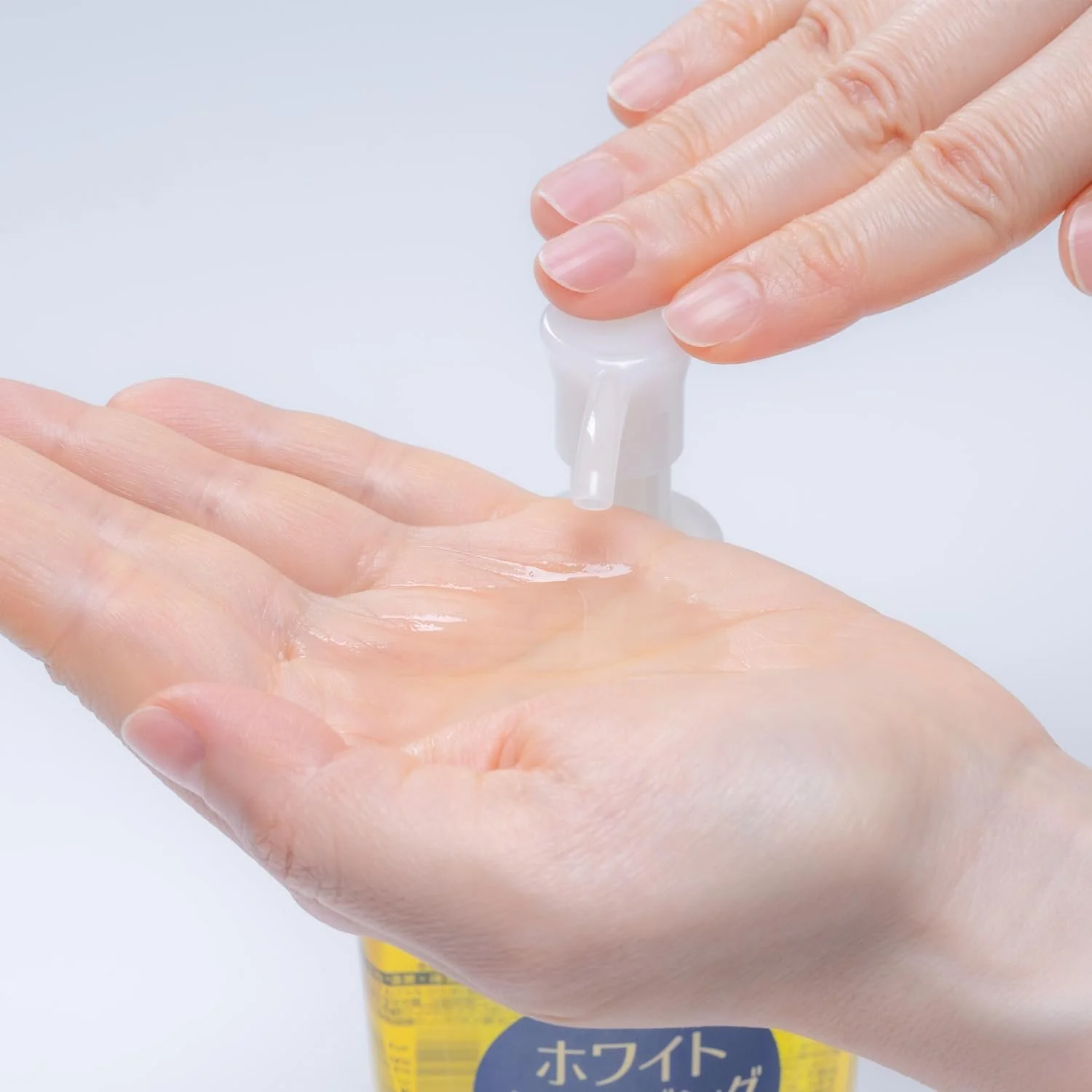 Softymo White Cleansing Oil Hydrating Makeup Remover 240ml - Image 3