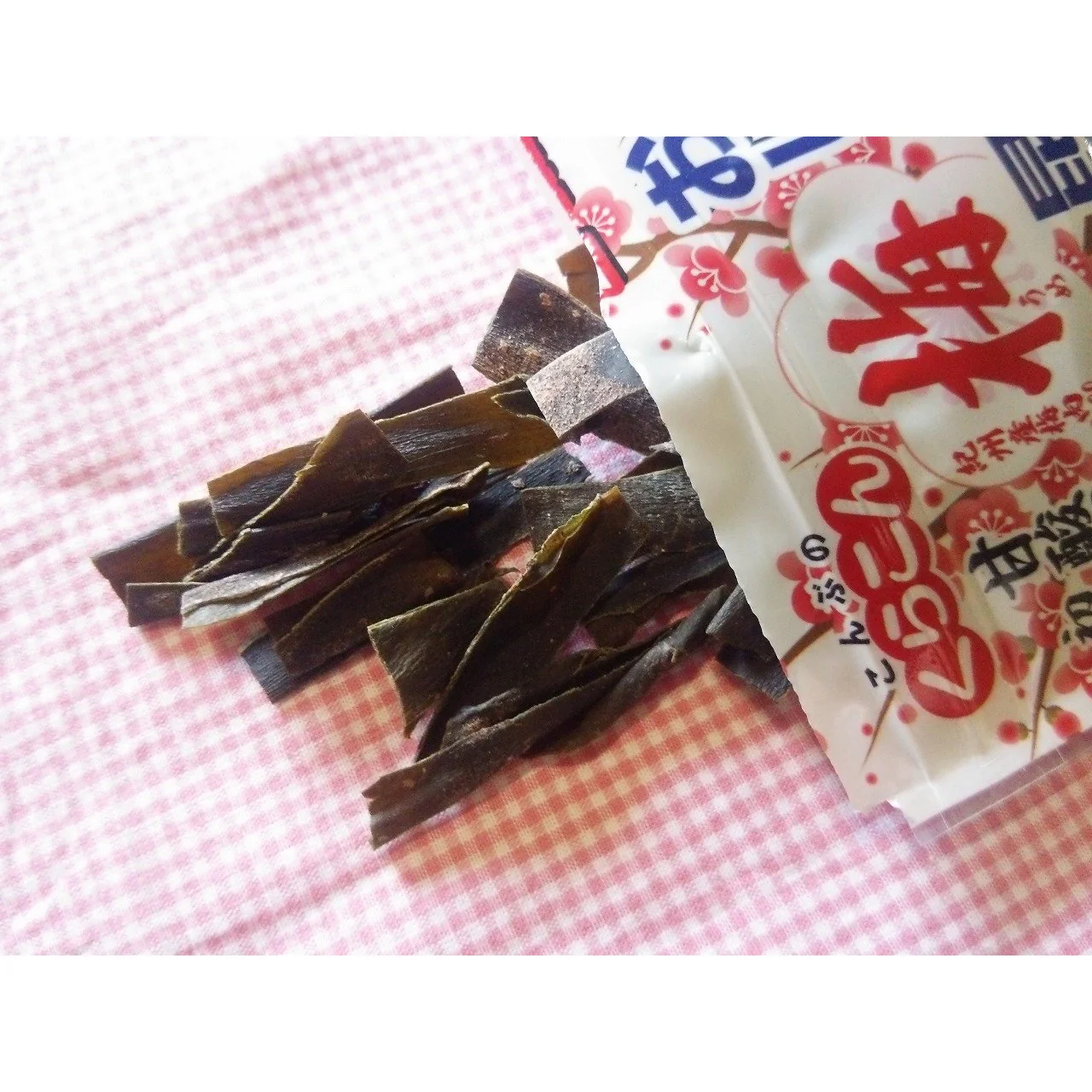 Kurakon Oshaburi Kombu Ume Chewy Kombu Snack Plum Flavor 9g - Image 2