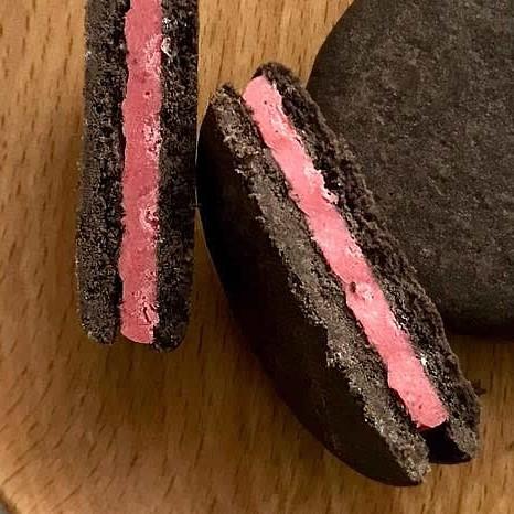 Meiji Rich Chocolate Chocolate Sand Strawberry Sandwich Biscuits (Pack of 5) - Image 2