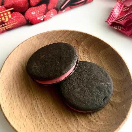 Meiji Rich Chocolate Chocolate Sand Strawberry Sandwich Biscuits (Pack of 5) - Image 3