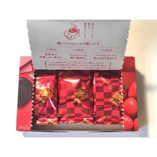 Meiji Rich Chocolate Chocolate Sand Strawberry Sandwich Biscuits (Pack of 5) - Image 5