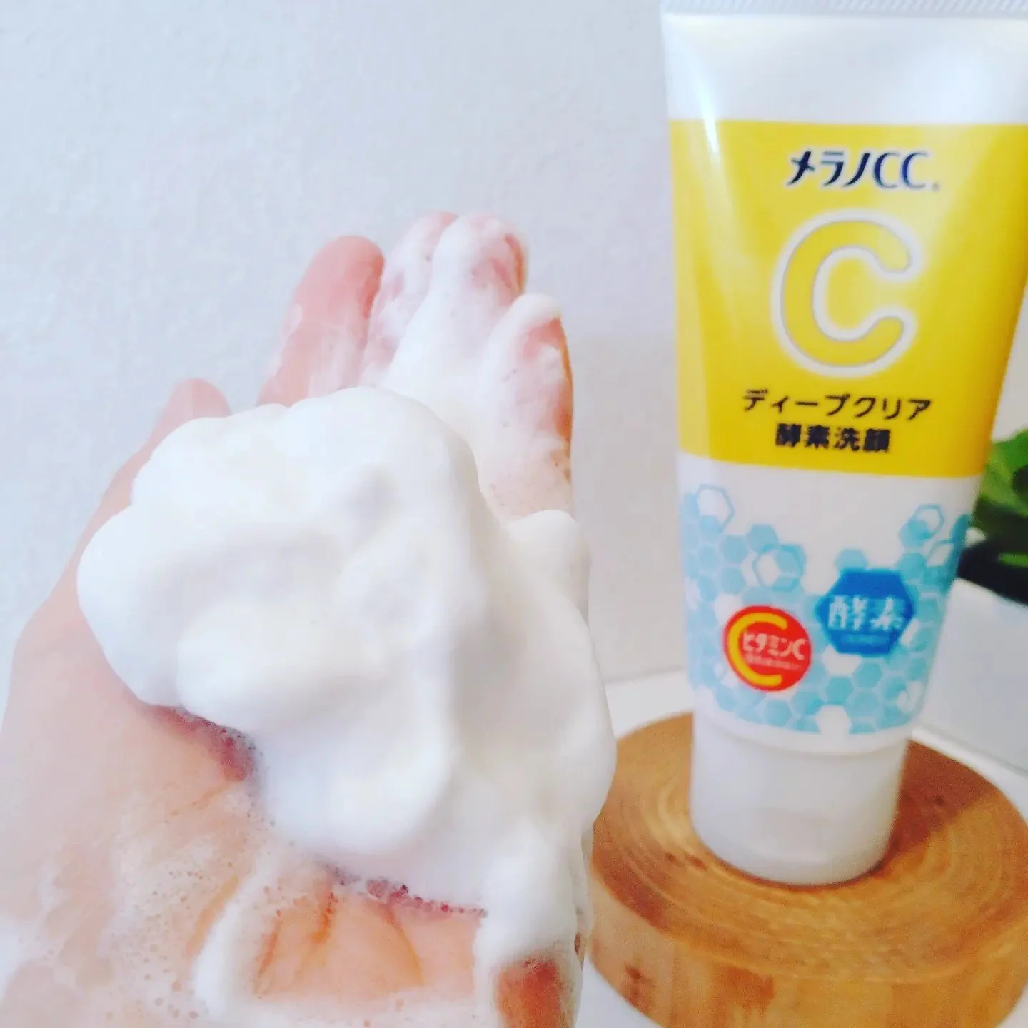 Melano CC Deep Clear Enzyme Face Wash for Clogged Pores 130g - Image 2