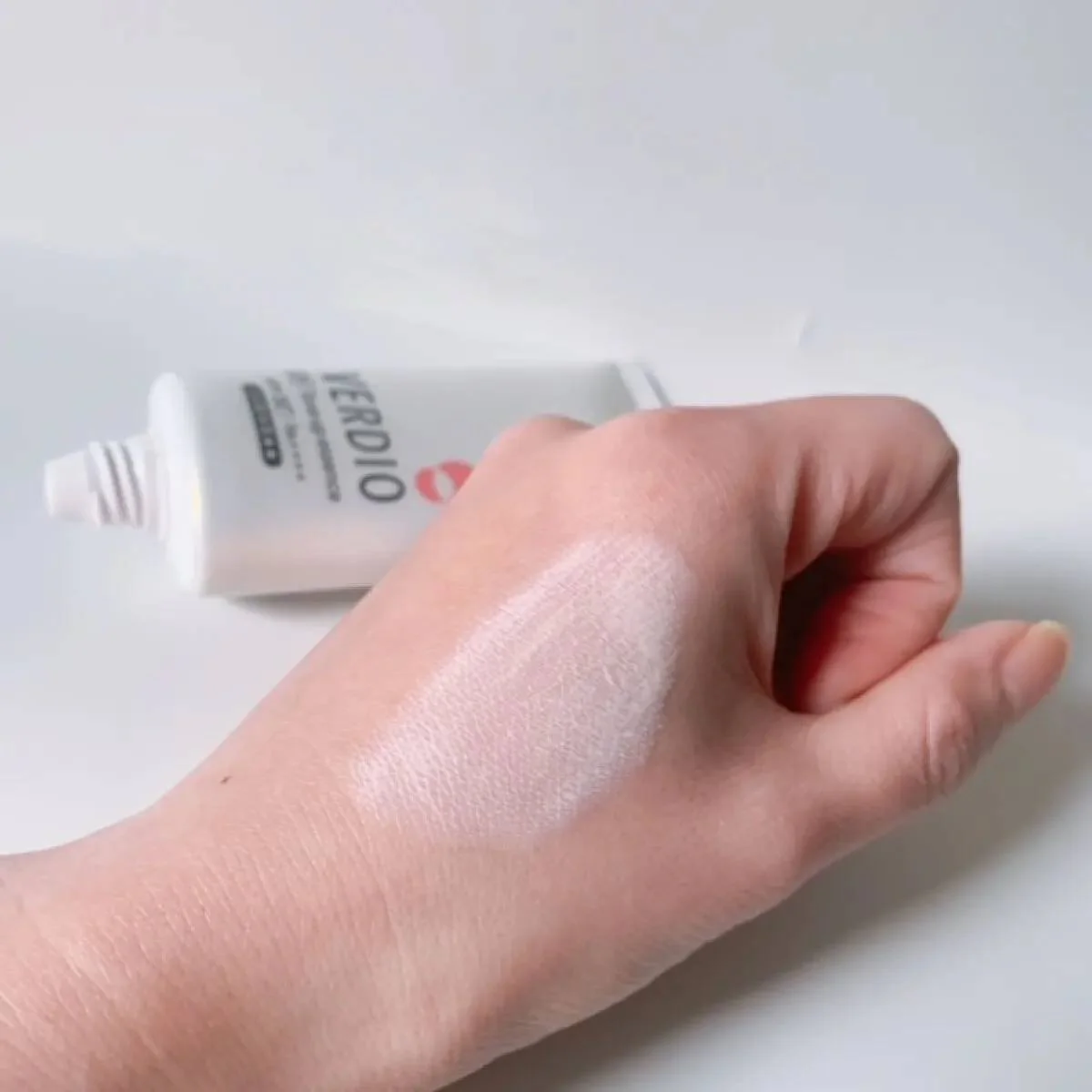 Verdio Tone Up UV Essence Rose Tinted Sunscreen SPF50+ 80g - Image 4