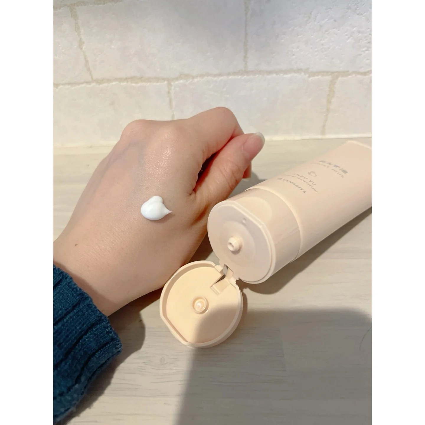 Yanagiya Apricot Oil Moisturizer Hair & Hand Milk Cream 120g - Image 3
